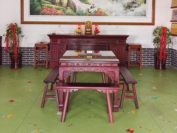 紅花梨八仙桌搭配神臺